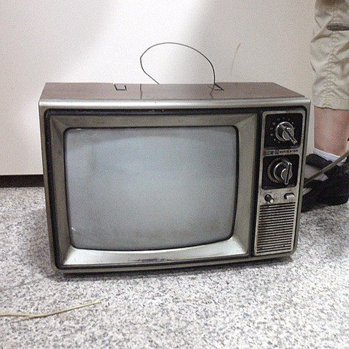 박대통령 삼성동 사저에서 이삿짐 옴기며 확인된 금성 TV다.
이렇게 청렴한 대통령을 온갓 조작과 사기로 탄핵하고 감옥에 가둬놓은 너희들은 분명히 죄값을 받아야 한다.