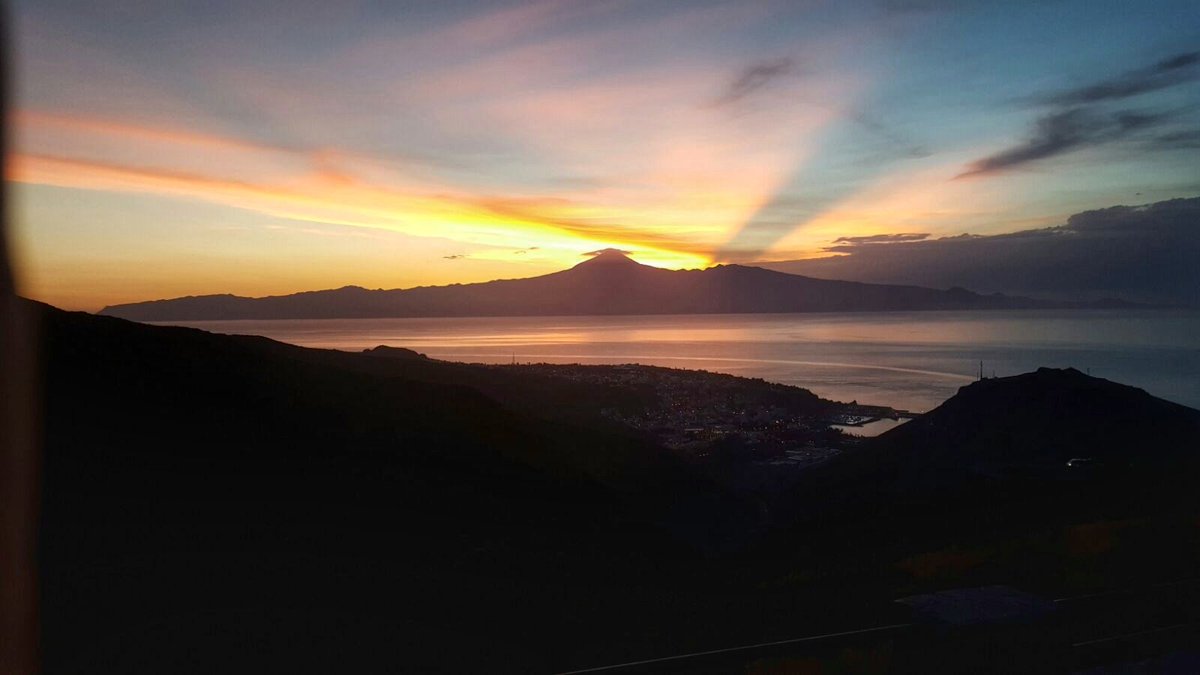 MariRamosLG's tweet photo. Buenos días! #ComparteTuAmanecer #LaGomera #Tenerife #Teide #Sombrerito @MeteoRTVC @ecazatormentas @Canarias_Tiempo @tiempobrasero @aleom90 https://t.co/7OZYz27oUq