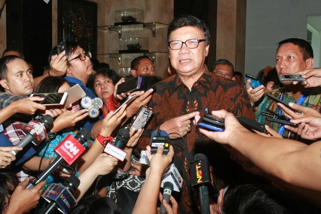 Metro_TV's tweet photo. Ahok Diberhentikan dari Jabatan Gubernur https://t.co/Pj7cz28OwP https://t.co/Nc4Nk1Zu7j
