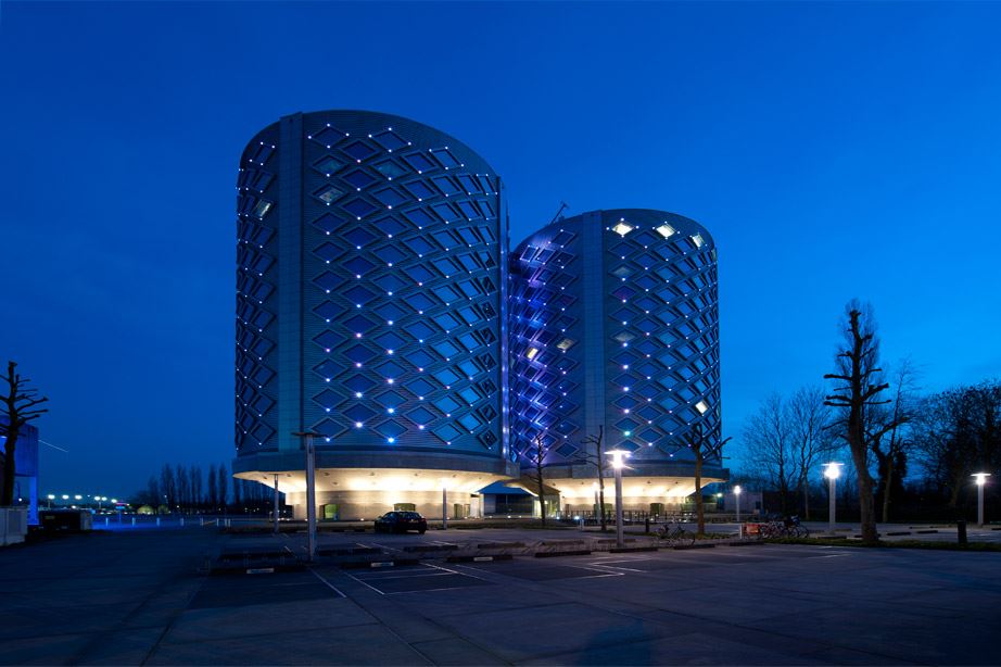 Silo’s suikerfabriek Halfweg in het blauw voor ziekte ME: De silo’s van de voormalige suikerfabriek in Halfweg… dlvr.it/P5fnNY