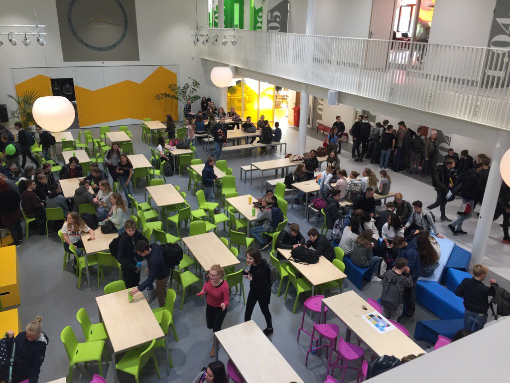 Veluws College Twello: de leerlingen nemen hun nieuwe gebouw 'in bezit' !