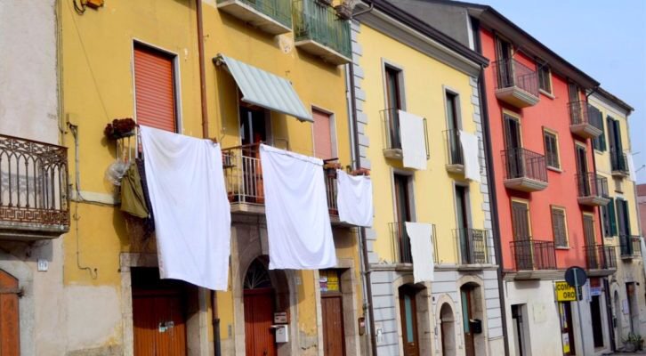 MassimoPassaro's tweet photo. Lenzuola bianche una protesta per difendere i propri diritti di nazionalità e  ... - https://t.co/CBsCBGJqRA https://t.co/9bQqihBgMk