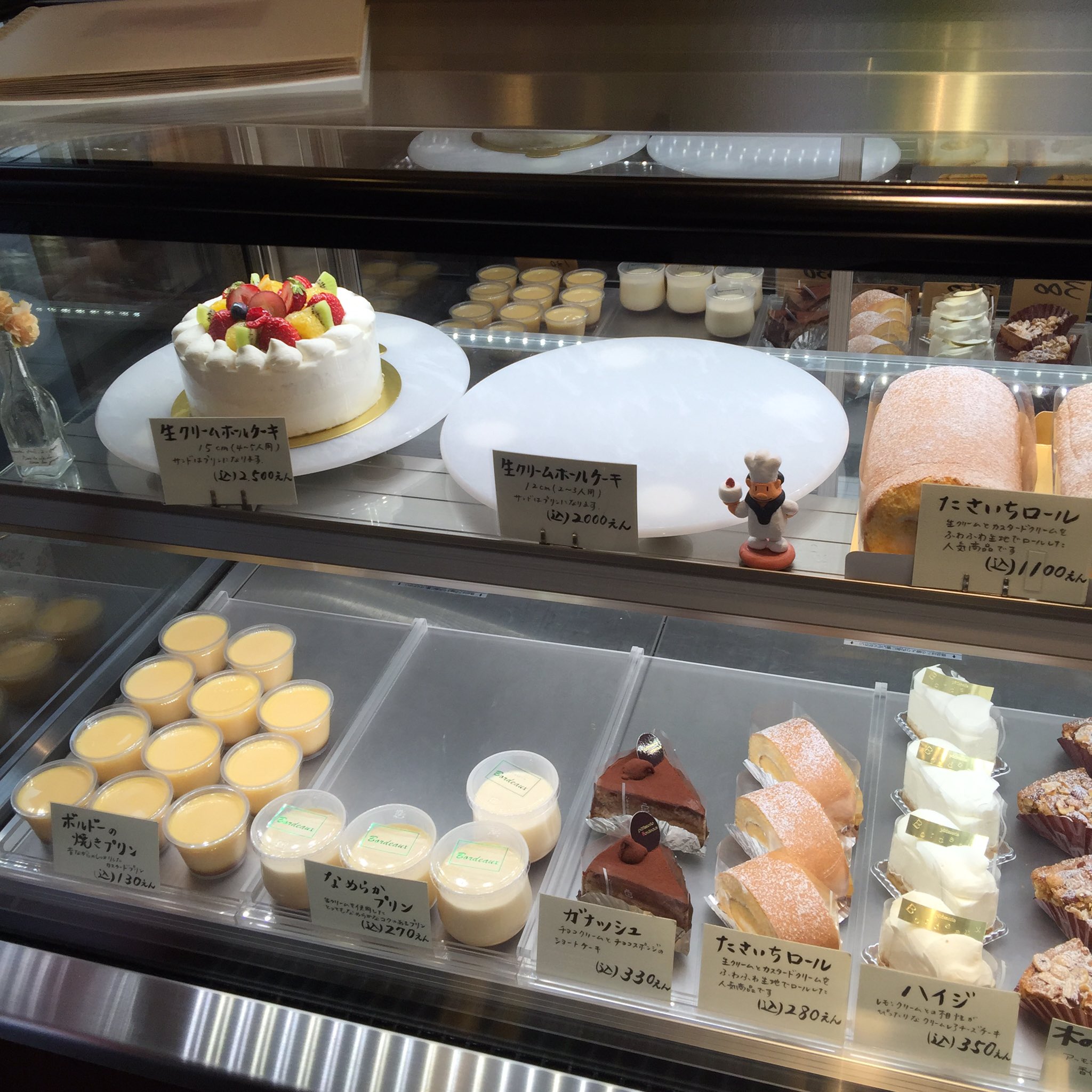 安瀬りな 近所で美味しいと評判のケーキ屋さん ボルドー に初訪店 ３時ですでに売り切れているケーキがけっこうありました 人気のシュークリームは ２０個以上はご予約ください と書いてあったので大量購入する人も多いのかな 地元出身の鈴木亮平