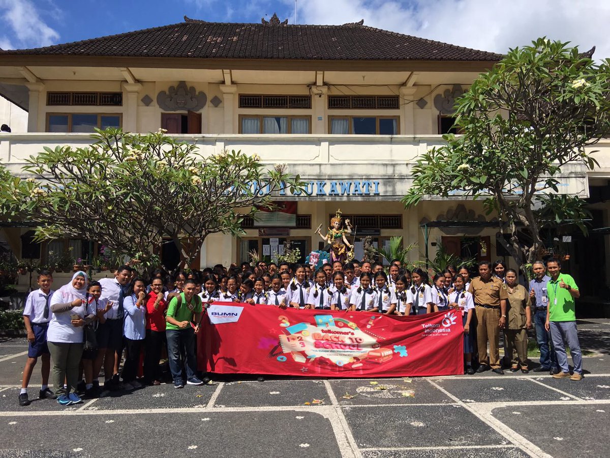 agungpemayun's tweet photo. @_funtastic5_ @Telkom_Denpasar @parwi66 #livingthetelkomway #TelkomDenpasar Telkomers back to School ke SMPN Sukawati PustakaDigital (PaDi) https://t.co/2pxJVgsdnh