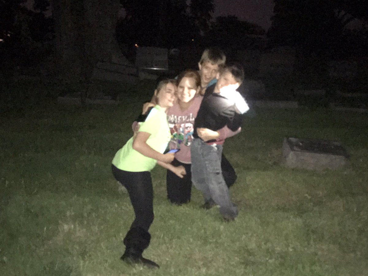 Feziwink's tweet image. Pokemon hunting in a graveyard #nothingbetter  #creepyfun
