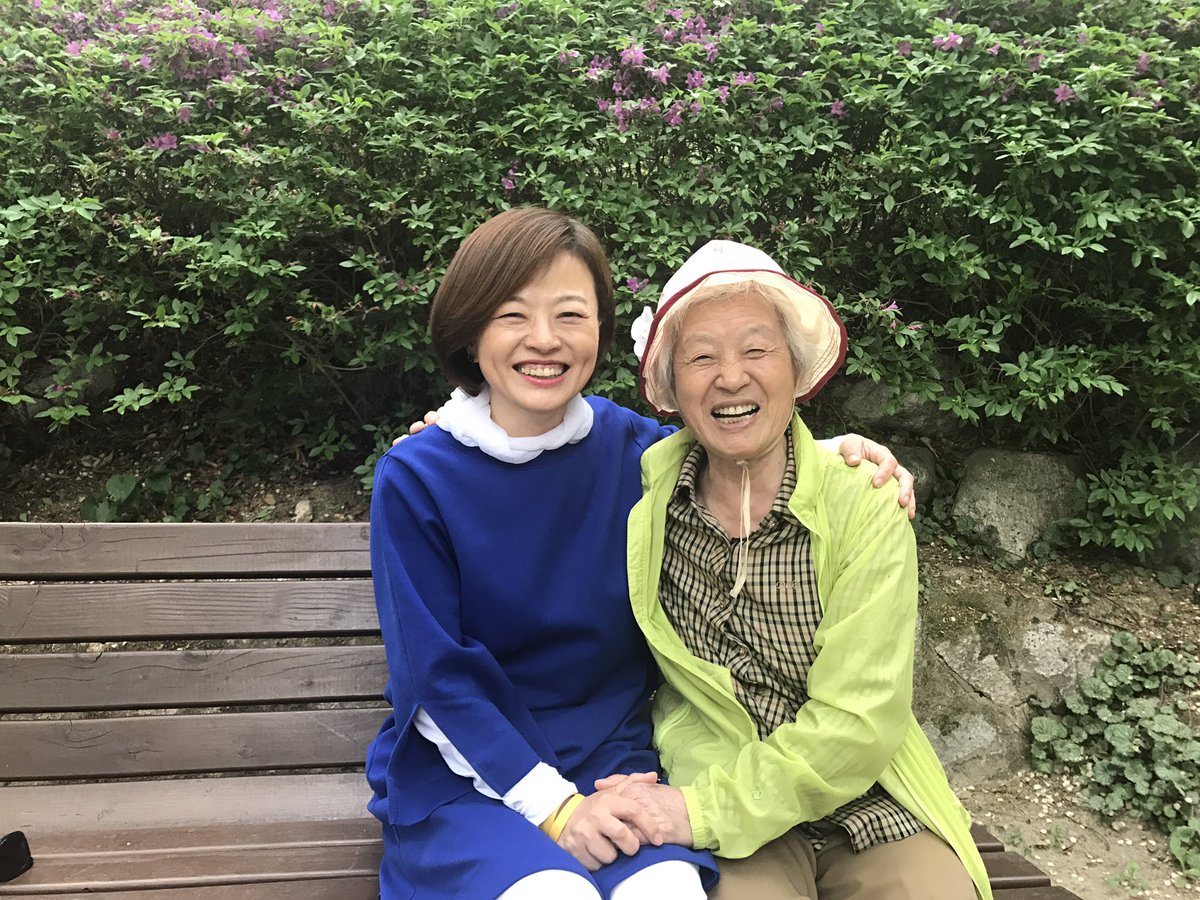 잠깐의 짬을 내어 울 이뿐 어머니랑 오후 한 때를 행복하게 보냈습니다 💙 우리 두사람은 사전투표했거든요^^ 오늘은 저녁8시까지여요...꼬옥 투표하셔요 역시 효자 #문재인