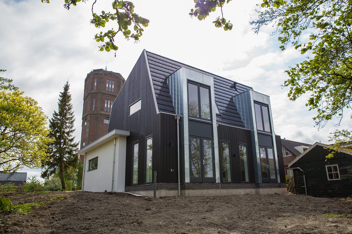 Wat een fraai zinkwerk zit er op dat huis man! klompbv.nl/nieuws/familie…