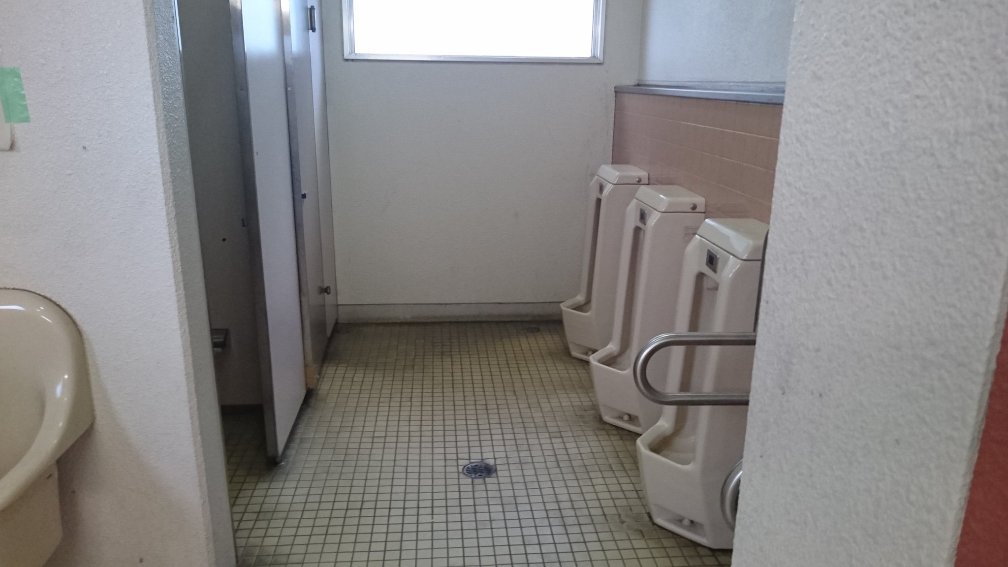 トイレの魅力をみんなに伝えるbot on Twitter "エスパルスドリームプラザ横にある公衆トイレ。 中が広く