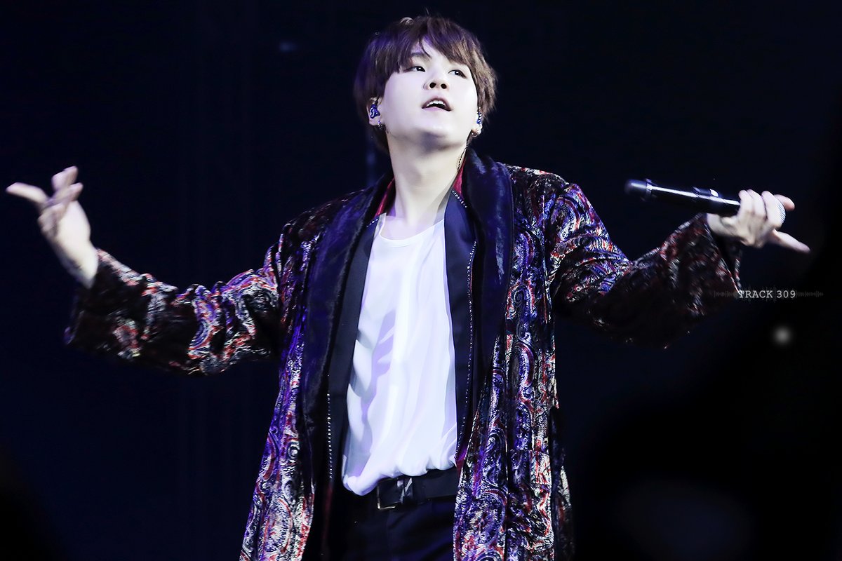 djekpp1's tweet photo. 170506 WINGS TOUR IN MANILA  #BTSBBMAs 

#민윤기 
#슈가 #SUGA 
#방탄소년단 #BTS 
@BTS_twt

 https://t.co/J7Q5XhFCxV by #SUGA_th via @c0nvey https://t.co/LBym3FqM0m