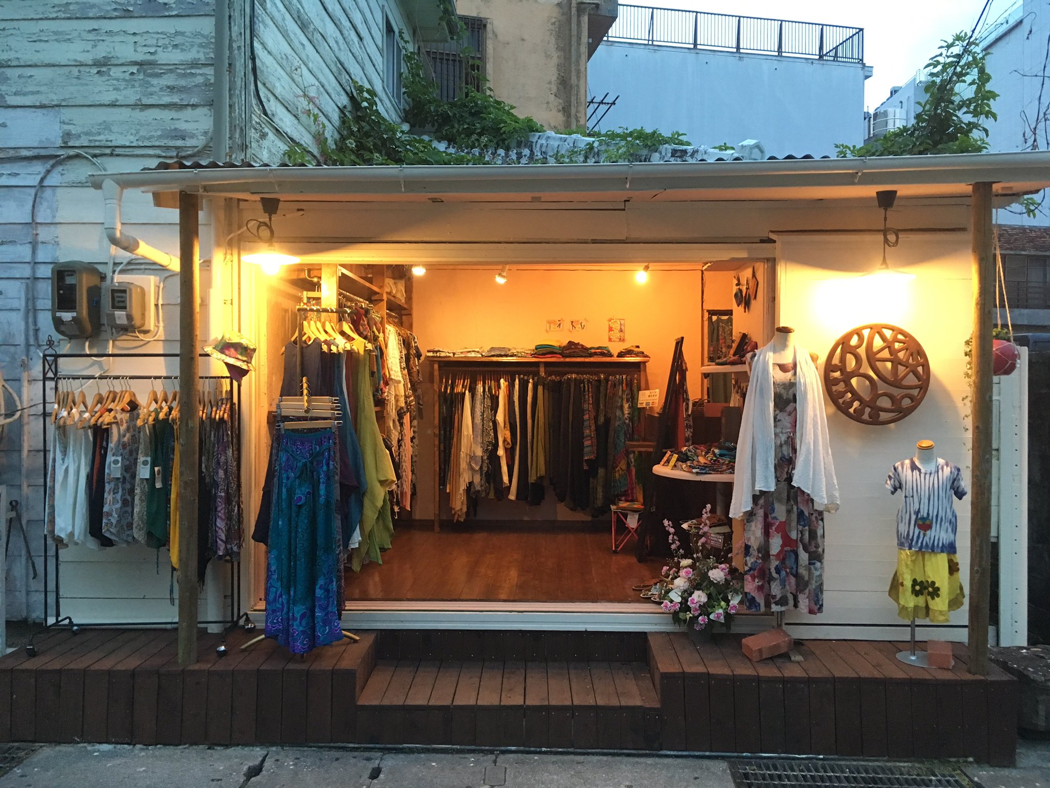 イロカライフ 沖縄のセレクトショップ 5月1日より無事オープンいたしました ぜひ遊びに来てください 沖縄 国際通り パラダイス通り イロカライフ 那覇市 エスニックファッション アジアンファッション 妊婦コーデ キッズコーデ T Co