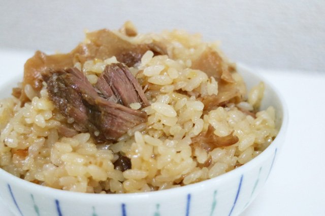 デイリーポータルz コンビニの惣菜だけでつくる炊き込みご飯が最高 T Co Azrbeh9zyi 米1合にお惣菜2パックを入れて炊くだけ 写真は悟り開くレベルという牛すじ煮込みごはんです 林