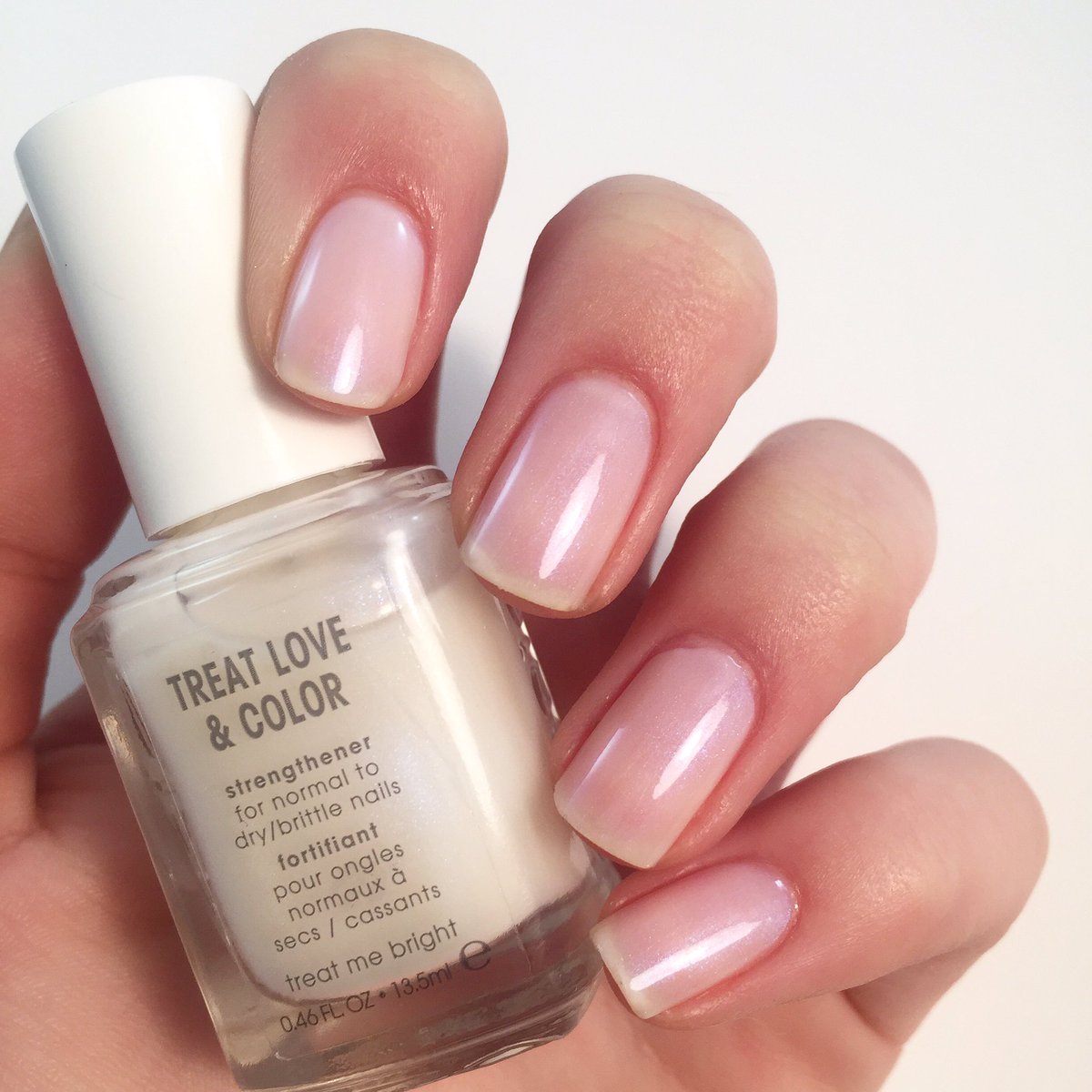 20mastres's tweet photo. El tratamiento que tus uñas necesitas: TREAT LOVE & COLOR de #essie Hidratación, brillo y color en un solo esmalte #essiecare #20mas3 https://t.co/a3Dwm2i6v2