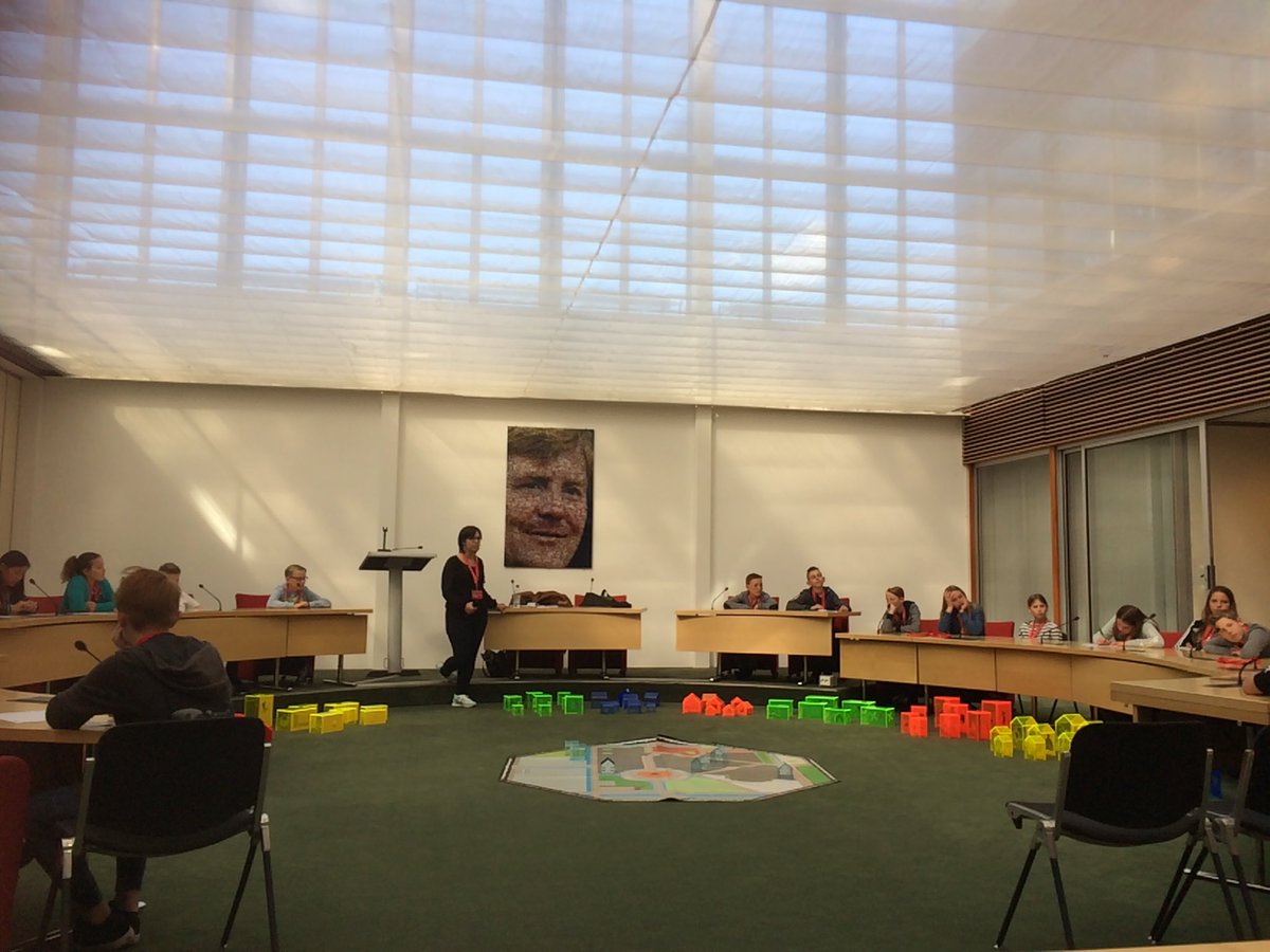 Vandaag zijn de kinderen van de Parel op bezoek bij de gemeenteraad. Gezellig met elkaar bekijken of de gemeente beter kan!