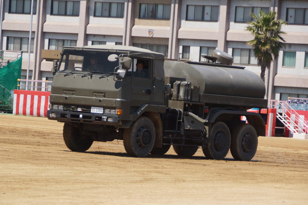 無賃乗車お断り 4月23日の陸上自衛隊善通寺駐屯地開設67周年記念祭の収穫より グラウンド内の砂埃対策で散水車 の代わりに活動していた いすゞskw3トン半トラックベースの第14後方支援隊補給中隊の水タンク車と第14特殊武器防護隊の除染車3形 B