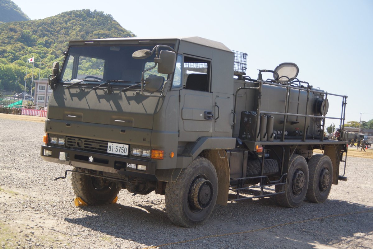 無賃乗車お断り 4月23日の陸上自衛隊善通寺駐屯地開設67周年記念祭の収穫より グラウンド内の砂埃対策で散水車 の代わりに活動していた いすゞskw3トン半トラックベースの第14後方支援隊補給中隊の水タンク車と第14特殊武器防護隊の除染車3形 B