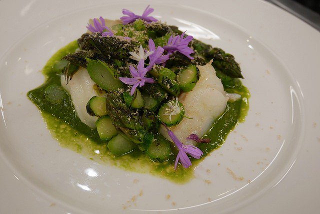 tikichris's tweet photo. Chef Robin Gill's Cod with BBQed asparagus:  https://t.co/mlTIGaSBWy … #OhMyCod #CookSchoolGBC @LeCordonBleuLDN @gbchefs @TheDairyClapham https://t.co/BIA4swZYX9