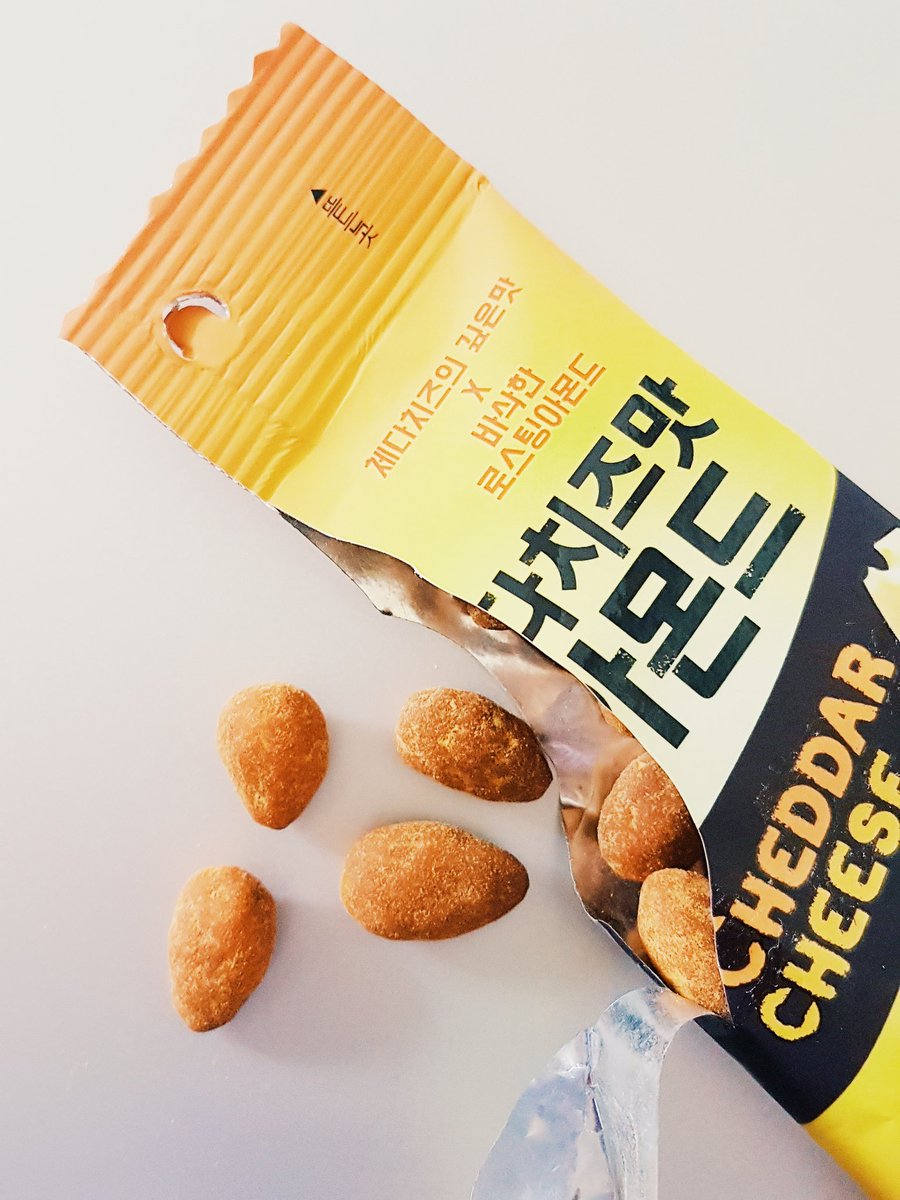 eateneats's tweet photo. 체다치즈맛 아몬드 อัลมอนด์รสเชดด้าชีส พอเข้าปากจะได้รสชีสแต่พอเคี้ยวจะหวานนิดๆ กินแล้วเพลินมากๆ😆 #อร่อยไปแดก #อร่อยบอกต่อ @aroypidak @aroii https://t.co/mN9HzlwAKK