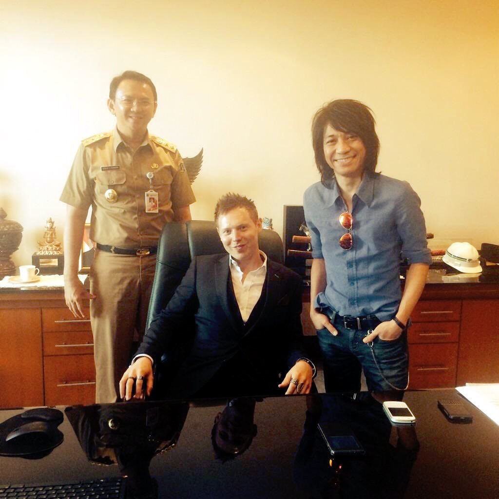 A modest man will always offer you his chair.. such a sad day for Indonesia, I'm so sorry Pak #Ahok you didn't deserved this 😓