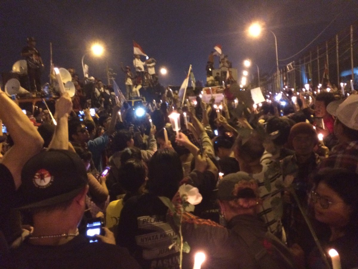 Malam ini depan LP Cipinang. Kami menyalakan lilin dengan harapan supaya teman2 minoritas tak meras sendiri. Kami ada dan bersuara
