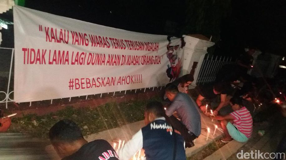 detikcom's tweet photo. Lilin dan Doa Warga Kupang NTT untuk Ahok https://t.co/rOTkJVNM1u https://t.co/JXYhuQ5qS5