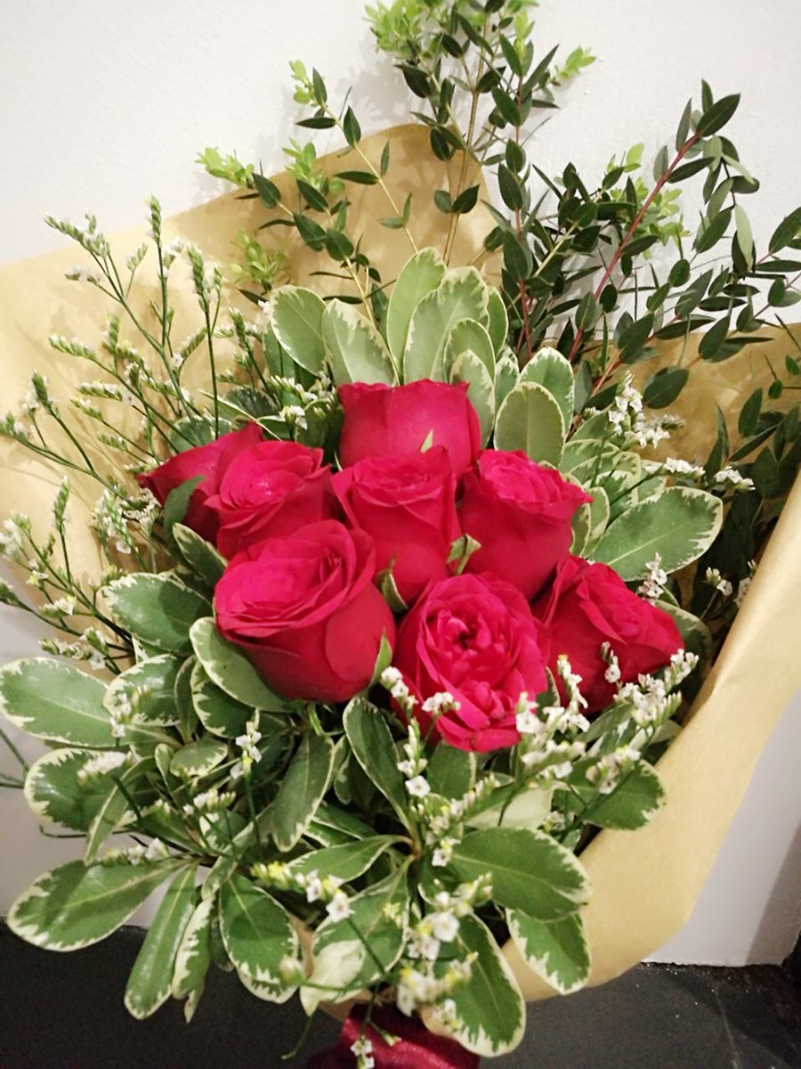 Wong Yen Pin 殊圣的卫塞节有鲜花供养 供养花给佛 能使人變得如花朵般美麗 令人歡喜 吸引眾人目光 人緣極佳 對你過目不忘 克切拉