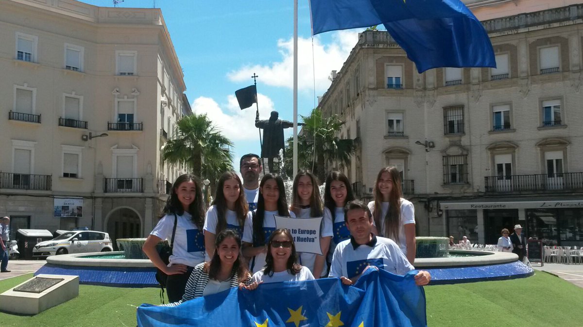 UniHuelva's tweet photo. Estudiantes de la Facultad de Derecho de @CanalUHU celebrando el #DiadeEuropa  con @EDHuelva @DipuHU https://t.co/QMrBOveVVW
