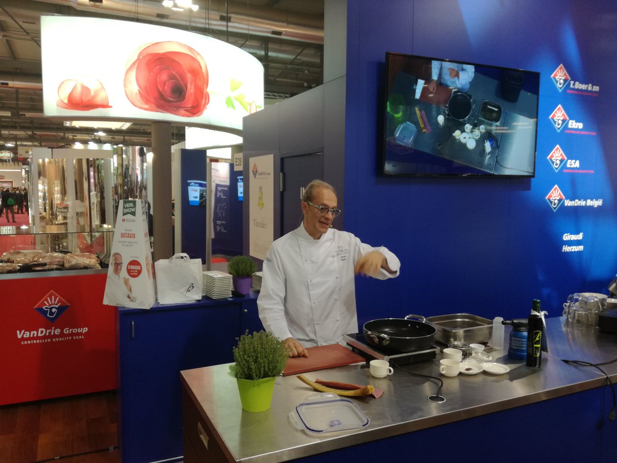simonepazzano's tweet photo. A #tuttofood2017 @nicolabatavia racconta i segreti del vitello... E del legno! 😉 #weekandfood #vealday @blogsfizioso https://t.co/fMkXs5koyI
