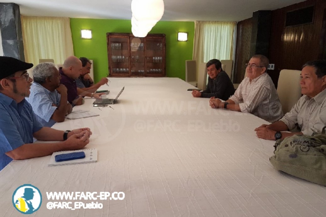 ComunesCoL's tweet photo. #AhoraFARC || Encuentro histórico de las direcciones de @ELN_Paz y @FARC_EPueblo en La Habana - Cuba. #LaPazEsUnaSola. https://t.co/KoSzUWUsOQ