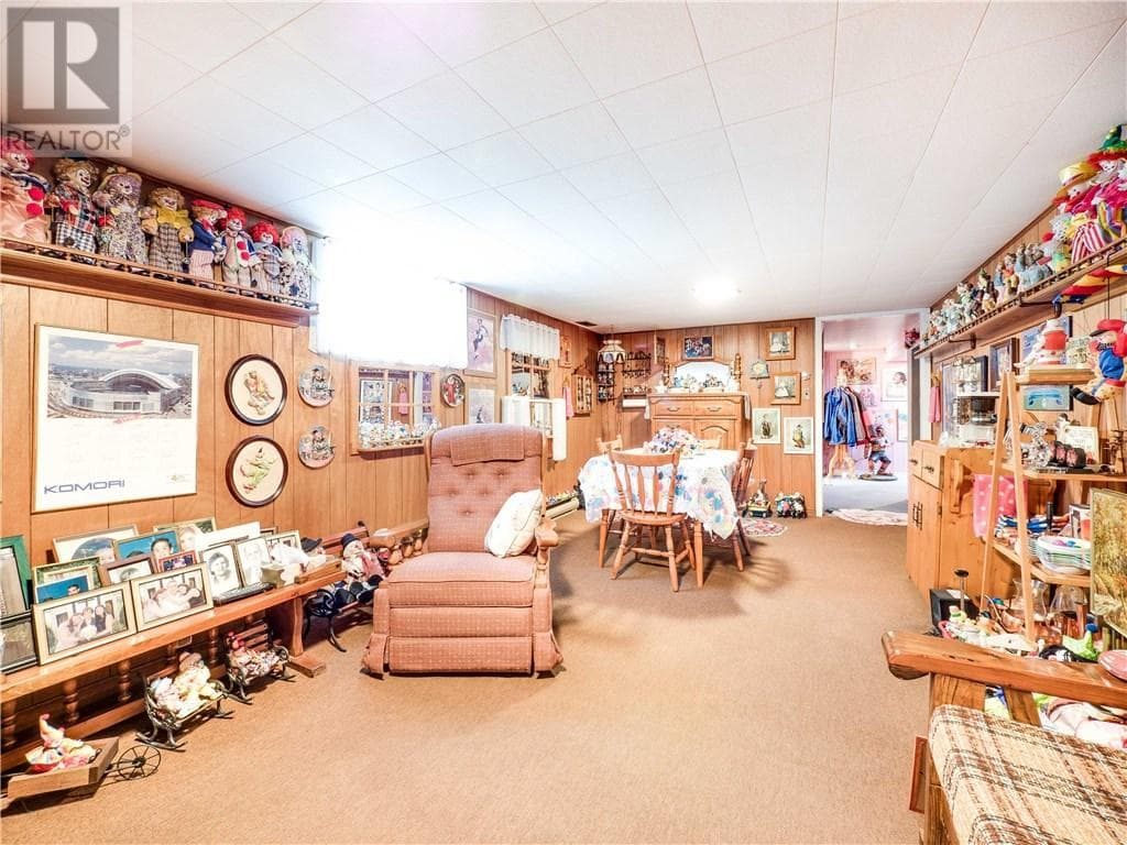 BuzzBuzzHome's tweet photo. The listing photos for this clown-filled bungalow are the stuff of nightmares: https://t.co/1tH2gesiAL #realestate https://t.co/ELrh34TcRJ