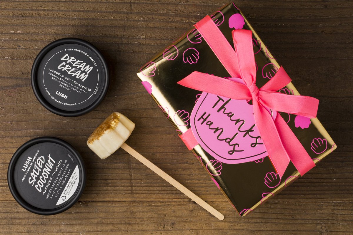 Lush ラッシュ 公式 No Twitter お母さんの優しい手に 小さな手でお返しを このギフトに入っている ゴールデンハンドシェイク は手のためのホットマスク オーバーワークの手を優しくトリートメントしてくれます そのユニークな使い方はこちらhttps T Co