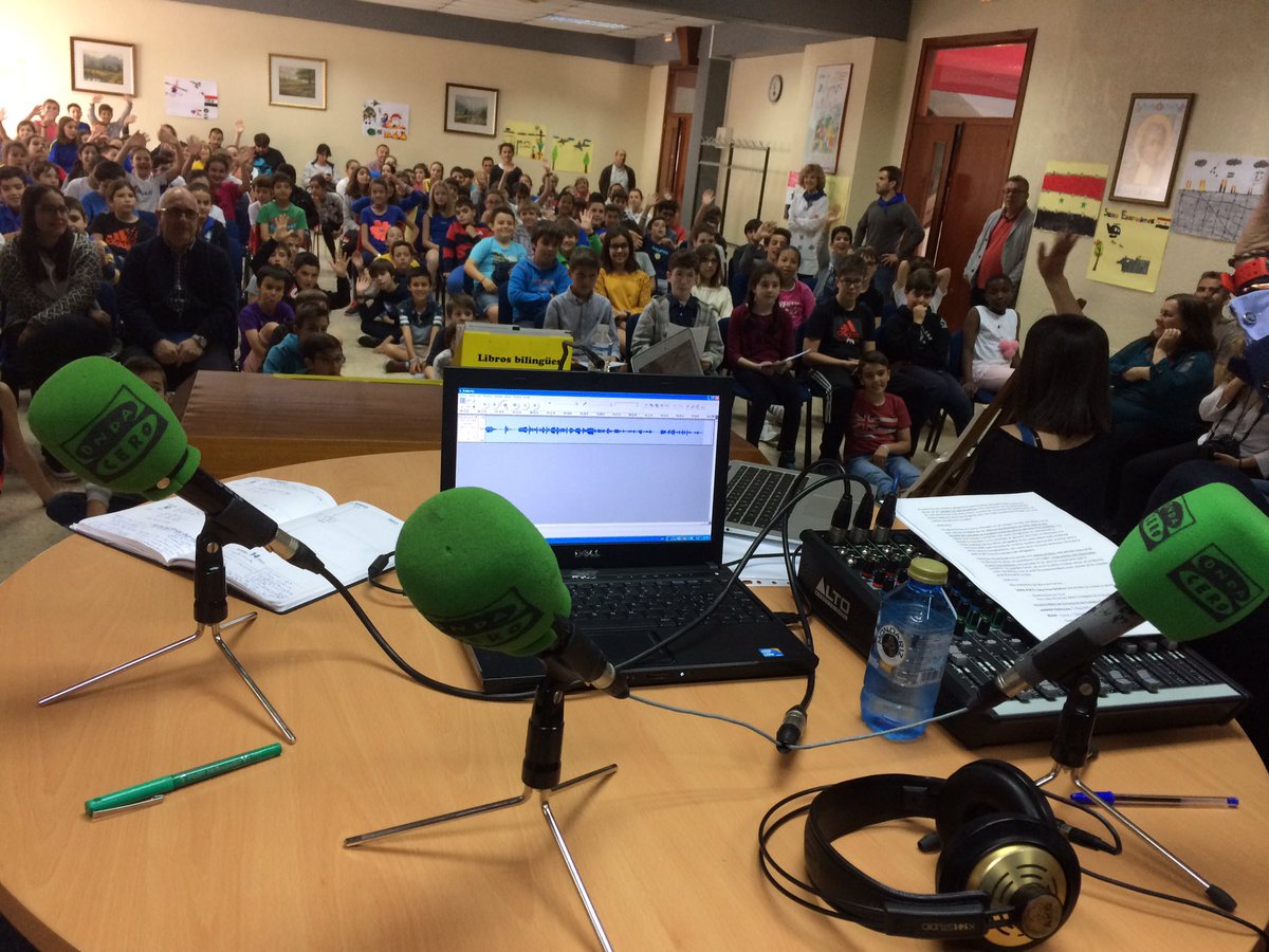 LaSalleBilbao's tweet photo. Quedan minutos para comenzar la grabación... @librosparaser @OndaCeroEuskadi https://t.co/sbgsOxpqn4