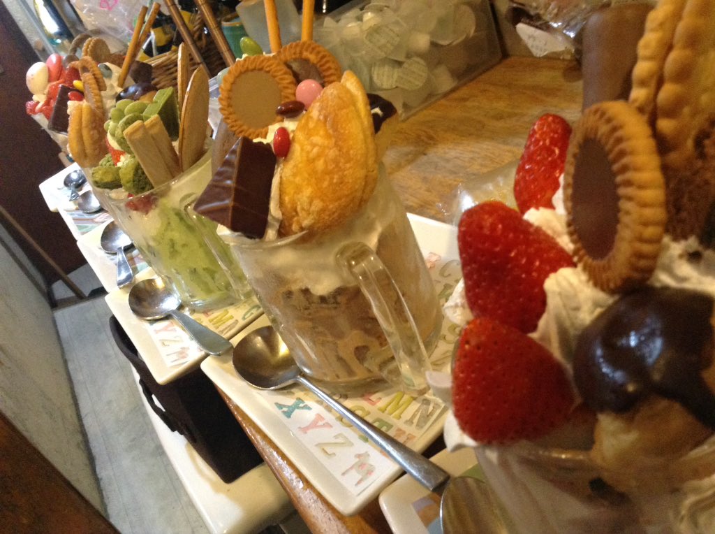 ひと屋根 Cafe Design A Twitter さて 今日もパフェ頑張ります 今日のフルーツパフェはパイナップルが入れ物になったパフェにしますね ノ ひと屋根 Cafe Design A Twitter さて 今日もパフェ頑張ります 今日のフルーツパフェはパイナップルが入れ物になったパフェにしますね ノ