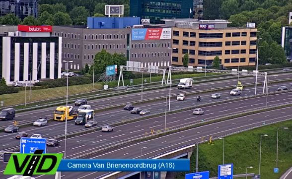 RWSverkeersinfo's tweet photo. Aanrijding op de hoofdrijbaan A16 richting Breda net voor de Brienenoordbrug. Lijkt vooralsnog gelukkig alleen blikschade. Rechts ❌ https://t.co/eTPigZGtps