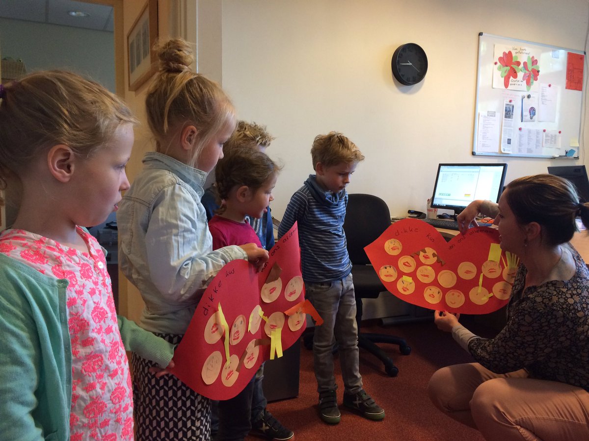 DJStelpstra's tweet photo. Juf Jeanet was jarig🎉gefeliciteerd!! Dikke kus van ons @hetmozaiekharen @Jeaneddi https://t.co/Z4pVb1Fz6X