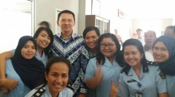 Di Rutan Cipinang, Ahok Jadi Rebutan Selfie Petugas dlvr.it/P5k9MC