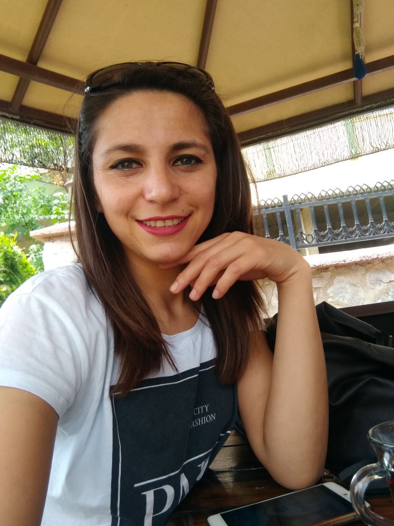 Huzur dolu sevinçler vardır içi gülücüklerle dolu..