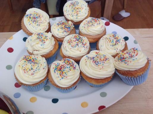 itsabakingthing's tweet image. Our competition winner @waggawump has whipped up some delicious cupcakes with her prize!