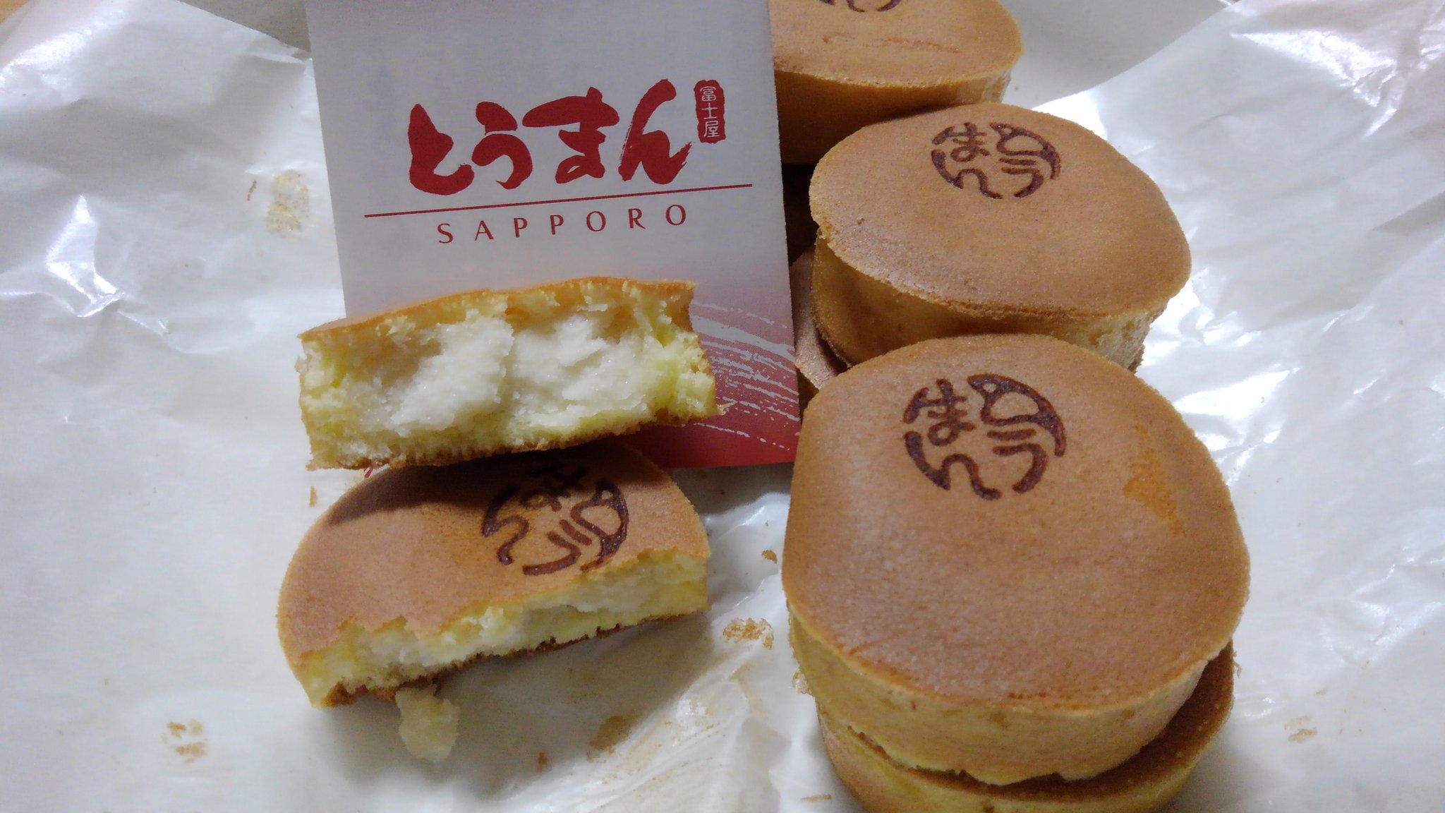 Tiashoudy 師匠からお土産に貰った隠れた札幌名物 富士屋さんのとうまんです 旧札幌駅のおいしんぼ通り 40年も前の話ですが 時代から私は食べておりました 昔から変わらぬ白餡が上品です 昭和28年から発売しているとのことです T Co
