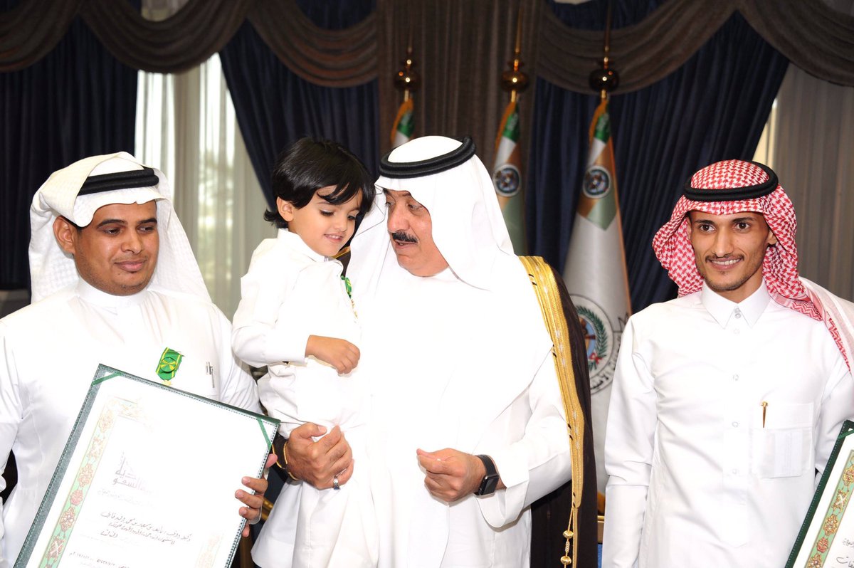 ShohdaNet's tweet photo. سمو الأمير #متعب_بن_عبدالله يقلّد في مكتبه بالوزارة اليوم أسر #شهداء_الواجب من أفراد #الحرس_الوطني وسام الملك عبدالعزيز من الدرجة الثالثة . https://t.co/h0mWYDd4Xa