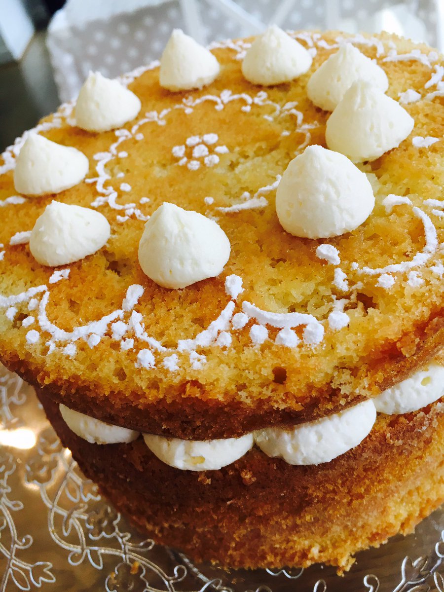 It may have taken a while but I'm finally on twitter! Follow me on my cake adventure