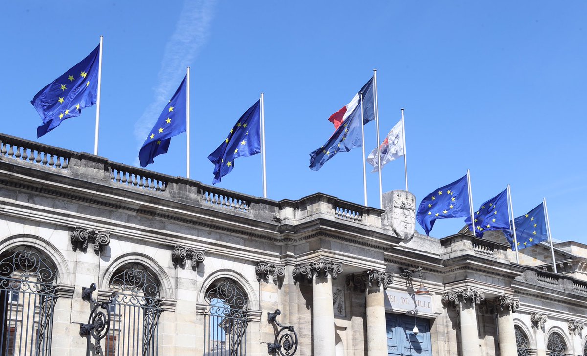 #9mai : journée de l'#Europe. Le drapeau européen pavoise l'Hôtel de ville de #Bordeaux.