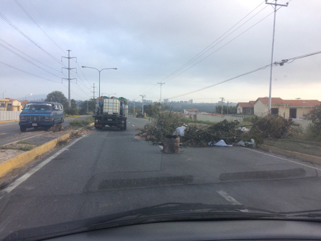 jonathanvdiaz's tweet photo. @trafficLARA ribereña frente a villa París y cañaveral pasó libre un solo canal #cabudare https://t.co/rLp3oeOdc9