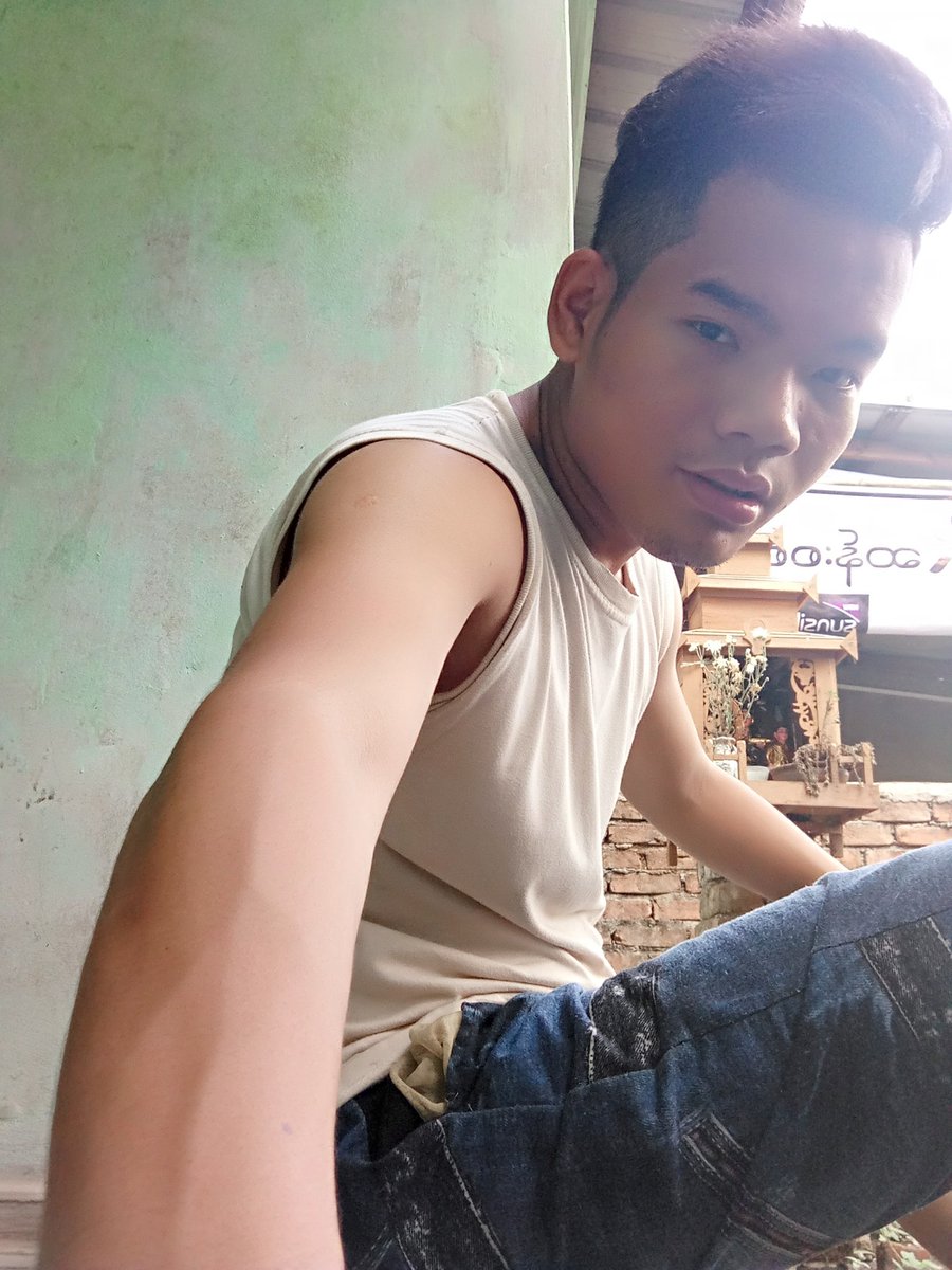 KoLayMyint1's tweet photo. အိမ္​��ေနရင္​း Selfie 😬😬 https://t.co/zusEm4zzKn
