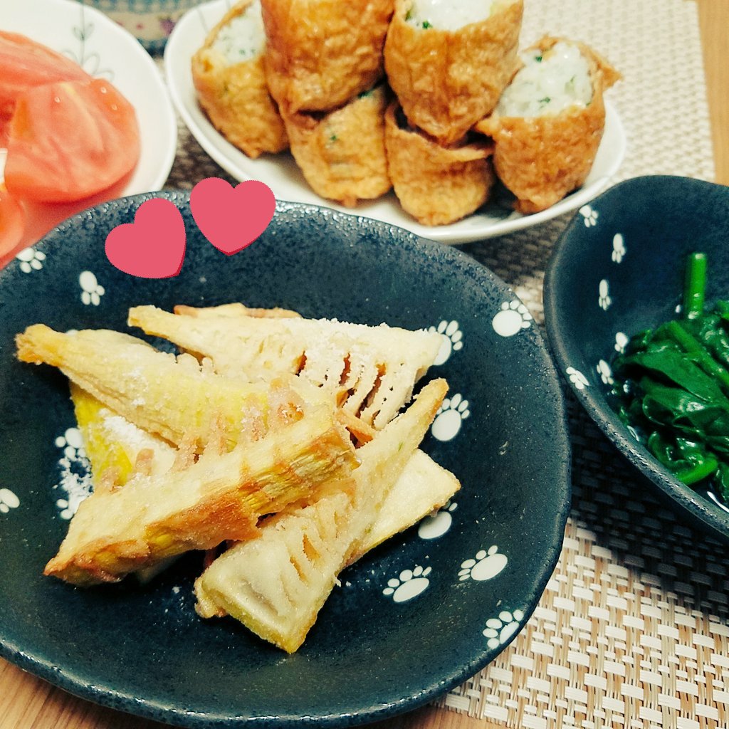 ララァ 今日の夕飯は いなり寿司 ほうれん草のおひたし 筍の天ぷら トマト 我ながら隙のない献立 W