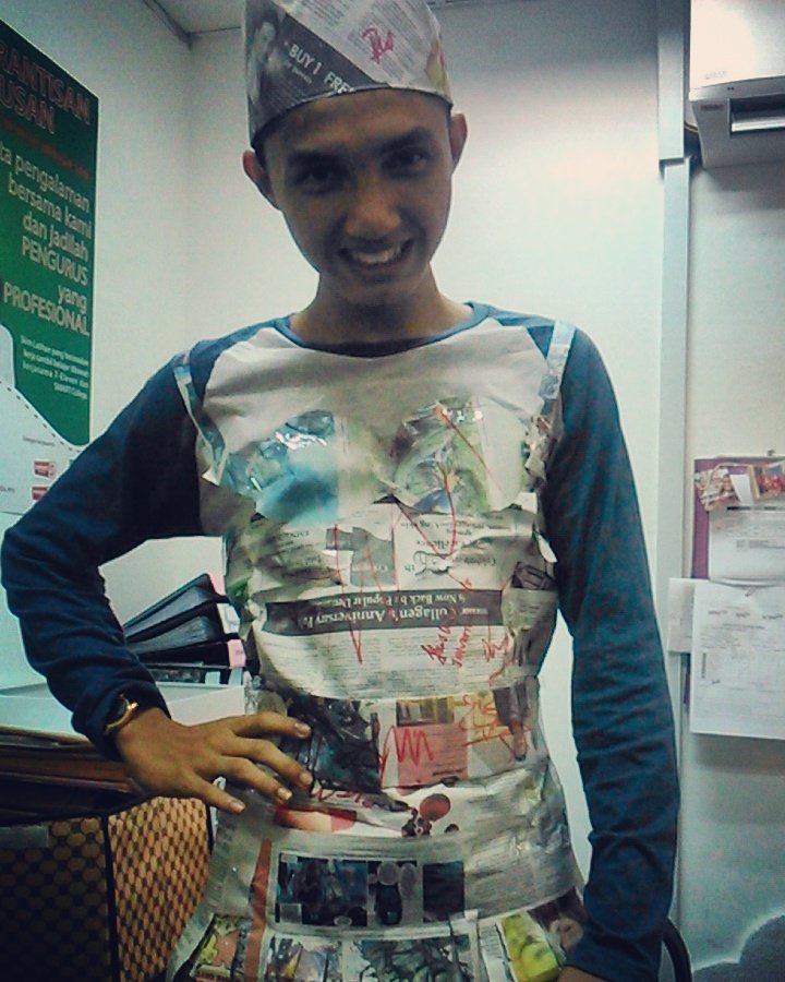 hettyMahmud's tweet photo. A student under orientation wearing dress made of newspaper and Minta signature dr Miss Hetty https://t.co/i2n9sUYATz