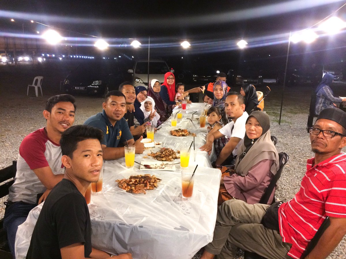 LapangMY's tweet photo. Assalamualaikum,  hi! Jom ke @LapangMY malam ni. Tengok yg dtg ke sini semua muka happy2 sbb dpt nikmati makanan yg sgt lazat tau. https://t.co/Sbw7fWMSHy