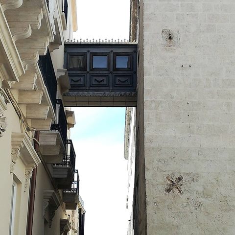Taranto_Magna's tweet photo. In cima ai palazzi, sospeso come una nuvola, si trova questo grazioso ponte nell'isola della città vecchia di #Taranto, vico seminario. https://t.co/7fuVH3nw5j