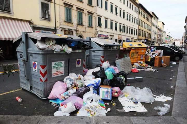 Peppone1955's tweet photo. Firenze emergenza rifiuti da oltre 15 gg ! 
Ma I tg RaiRenzi  si parla solo di Roma   #Nardella
#RomaPulita 
#MunicipioRoma 
#VirginiaRaggi https://t.co/I195s5i4ay