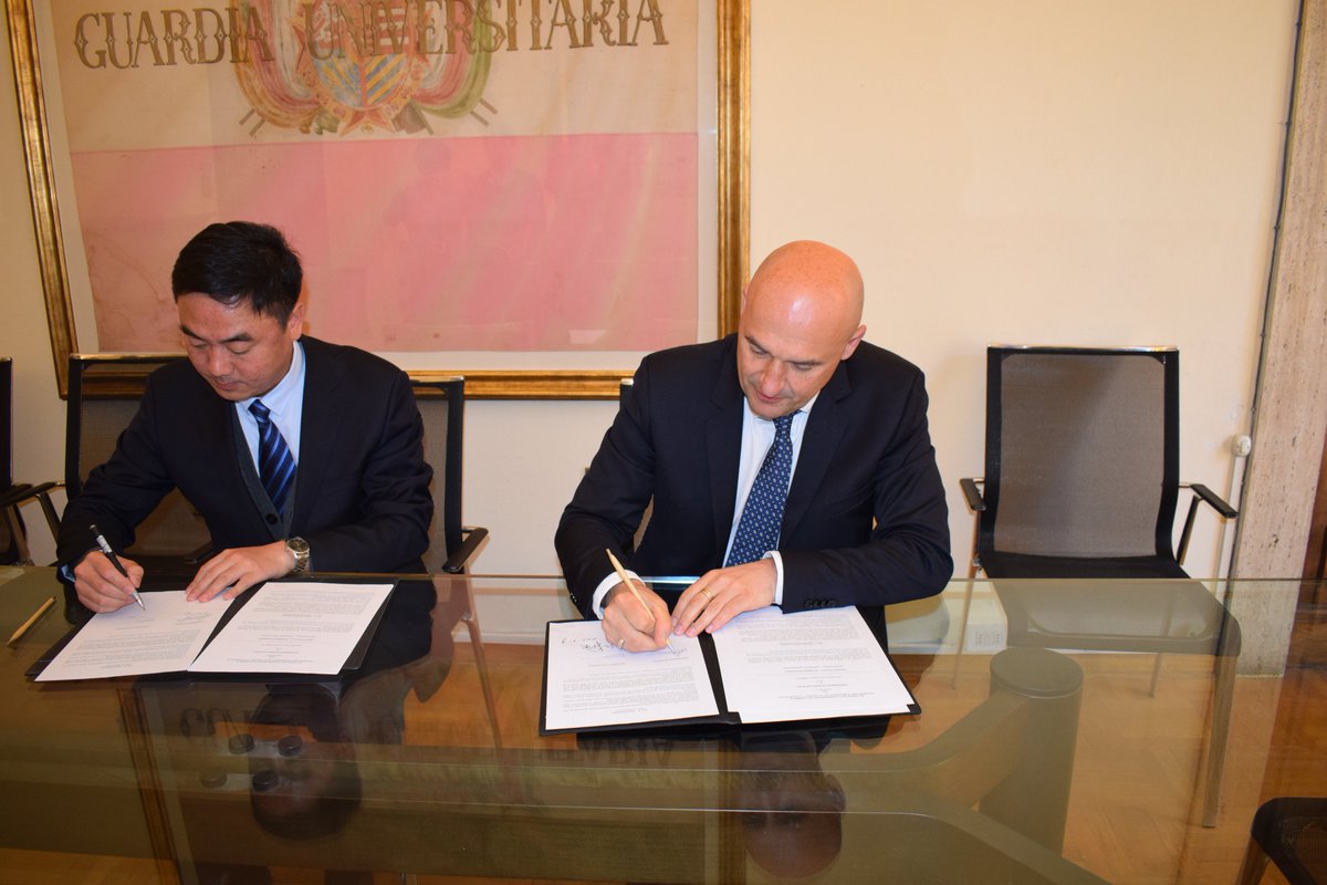 unisiena's tweet photo. [FOTO]: Siglato in Rettorato l'accordo di cooperazione accademica tra l'Università di Siena e la Wenzhou University.
https://t.co/1NHo4NRqrW https://t.co/K3tbcnoecb