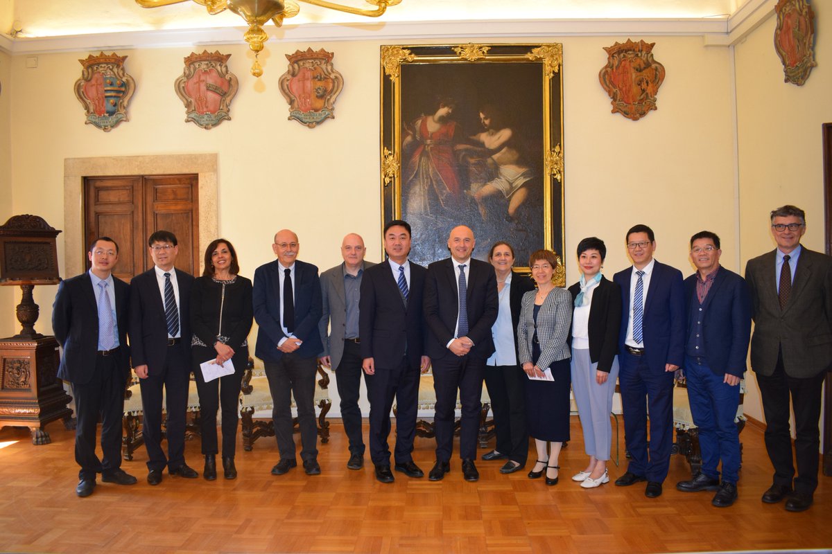 unisiena's tweet photo. [FOTO]: Siglato in Rettorato l'accordo di cooperazione accademica tra l'Università di Siena e la Wenzhou University.
https://t.co/1NHo4NRqrW https://t.co/K3tbcnoecb
